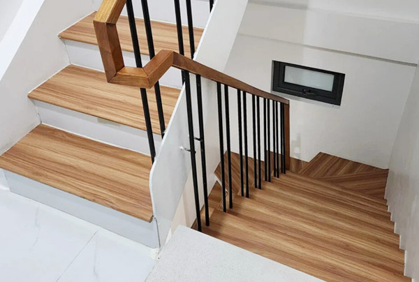 Những lưu ý khi sử dụng nhựa giả gỗ để ốp bậc cầu thang
